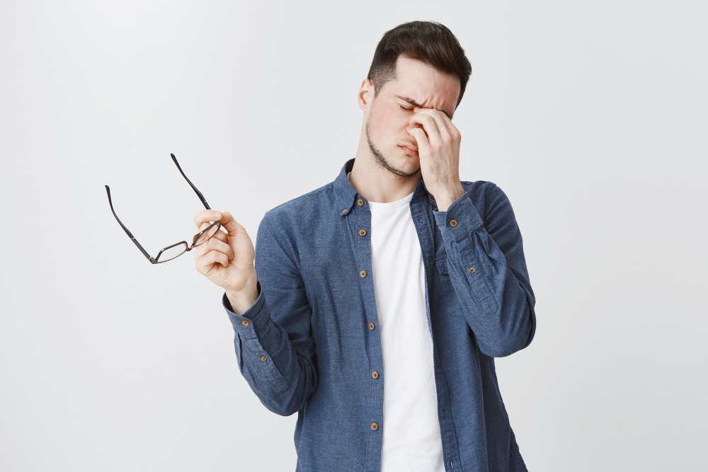How to Manage Dry Eyes While Wearing Contact Lenses
